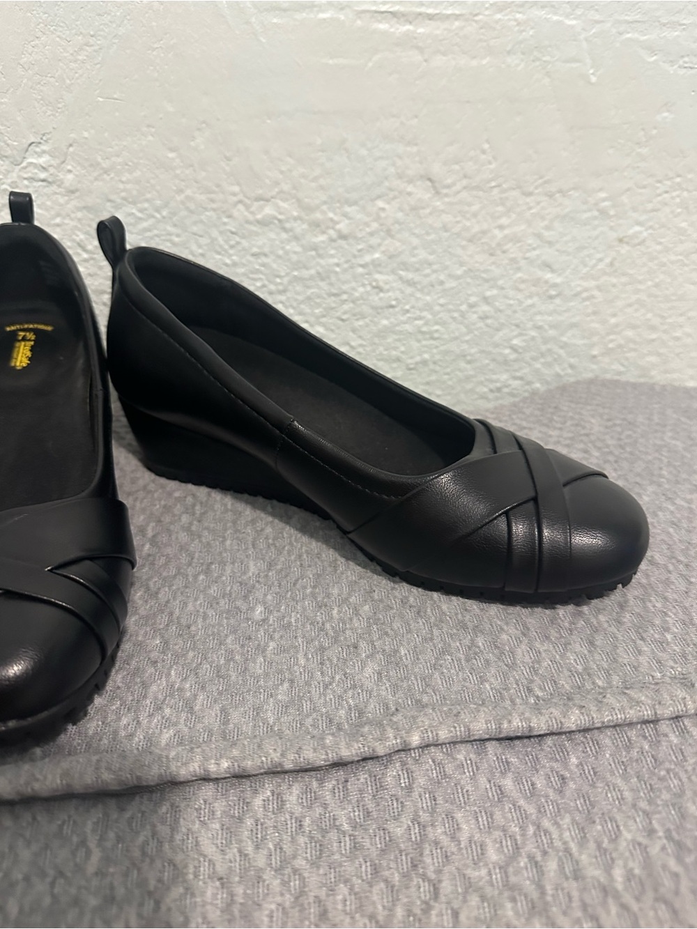 Tredsafe Women's Black Slip-On Crossband Flats - Size 7 1/2 - Picture 7 of 8